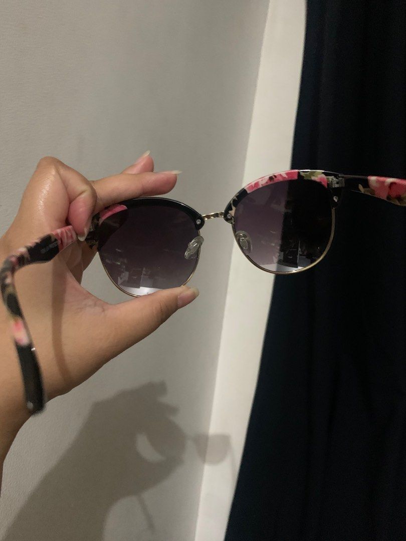 Sunglass (Category: Sunglasses & Eyewear) located in Quezon City. Submitted by deamyclutter (Listing ID 1245193560, Image 3). Description: Pre-loved 🥰 - no original packaging - expect some signs of usage .
