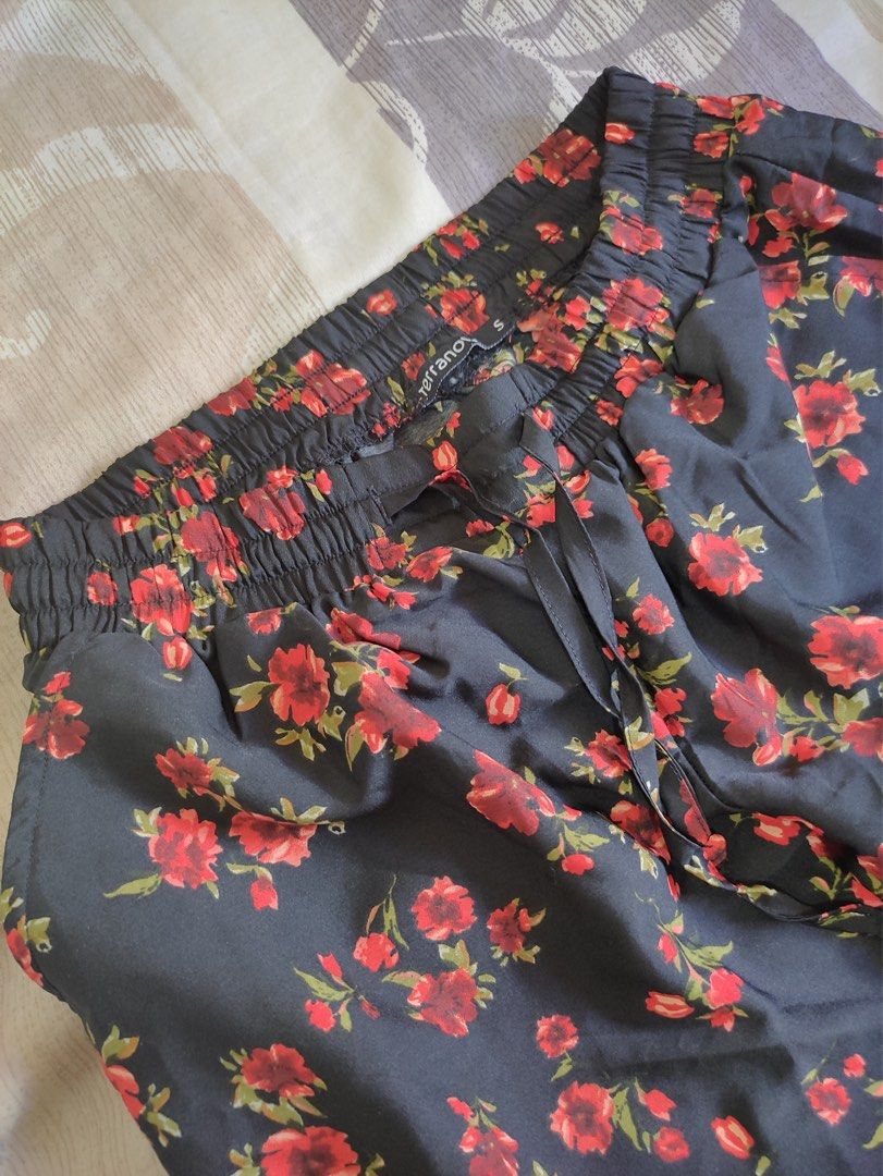 Terranova bottoms (Category: Other Bottoms) located in Bacoor. Submitted by reesedrich07 (Listing ID 1245054372, Image 2). Description: Terranova lightweight floral bottoms Size small Lightly used 300php Add shipping fee.