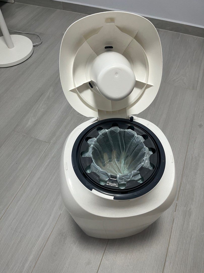 Tommee Tippee diaper bin with refills, Babies & Kids, Bathing