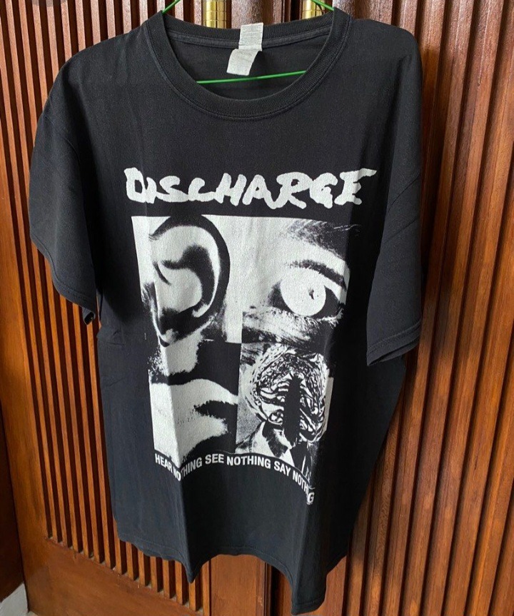 Tshirt discharge second on Carousell