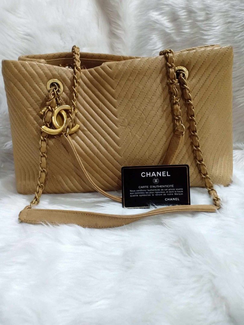 💯% Original Chanel Tote Chevron Lambskin (Category: Luxury Bags & Wallets) located in Manila. Submitted by mippolin (Listing ID 1245264112, Image 1). Description: 💯% Original Chanel Tote Chevron Lambskin from Japan Rank A Holo intact with Card Authentication Card onhand po dto sa pinas money back guaranteed if proven fake.