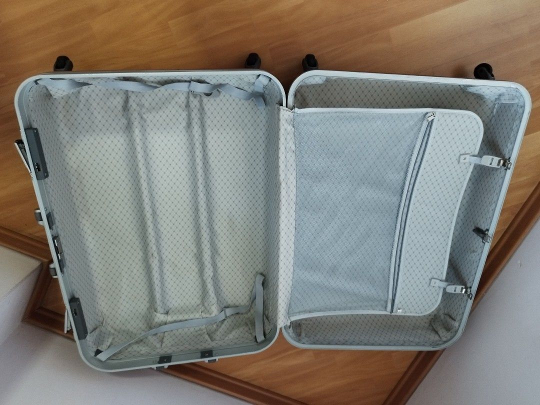 32 inch hardcase luggage, Hobbies & Toys, Travel, Luggage on Carousell