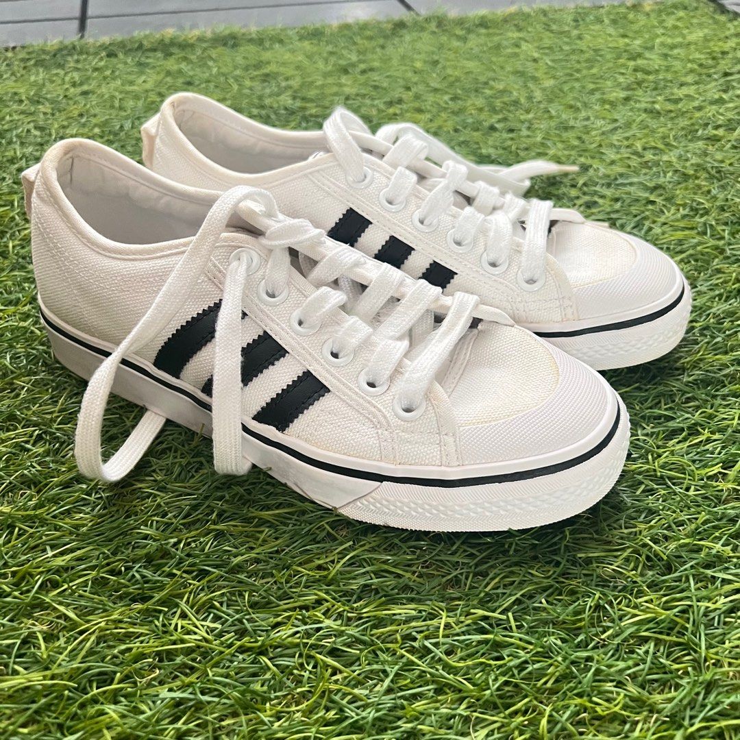 Adidas nizza top low on feet