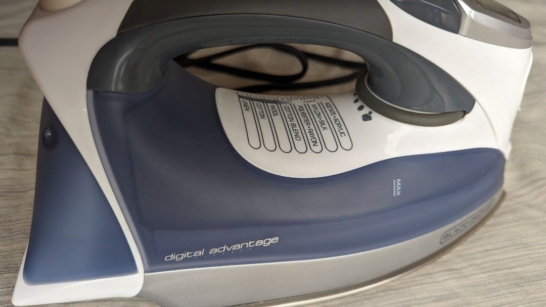 BLACK+DECKER Digital Advantage Professional Steam Iron, D2530