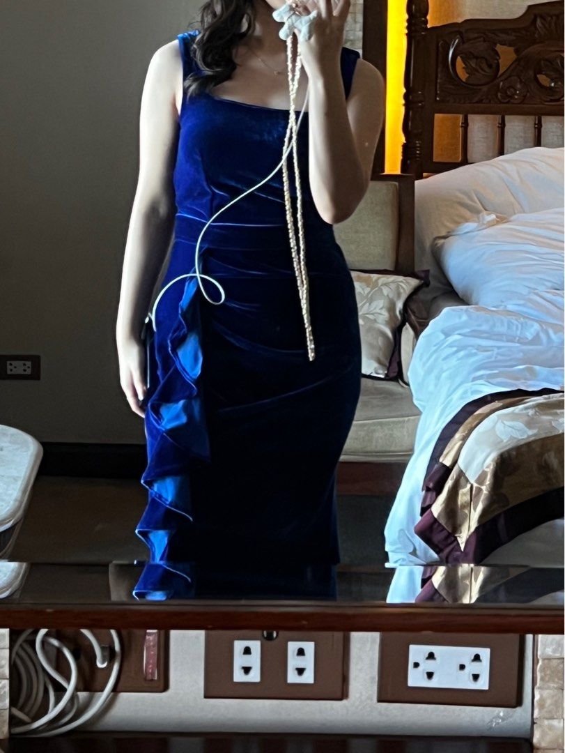Blue Velvet Slit Dress (Category: Evening dresses & gowns) located in Manila. Submitted by valentinajade0120 (Listing ID 1245284732, Image 3). Description: - worn once - padded - no flaws - slightly stretchy - fits medium frame.