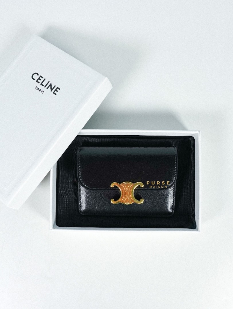 Shop CELINE Triomphe CARD HOLDER WITH FLAP TRIOMPHE IN SHINY CALFSKIN BLACK  by CHARIOTLONDON