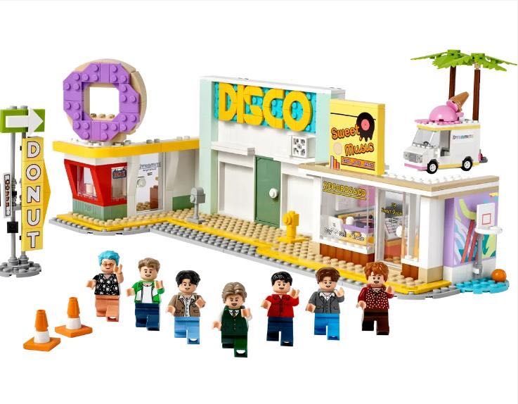 BTS Dynamite Lego (Category: Lego & Building Sets) located in Makati City. Submitted by Chimochi (Listing ID 1245284505, Image 2). Description: From Lego USA Authentic.