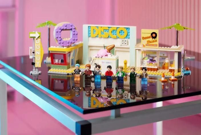 BTS Dynamite Lego (Category: Lego & Building Sets) located in Makati City. Submitted by Chimochi (Listing ID 1245284505, Image 3). Description: From Lego USA Authentic.
