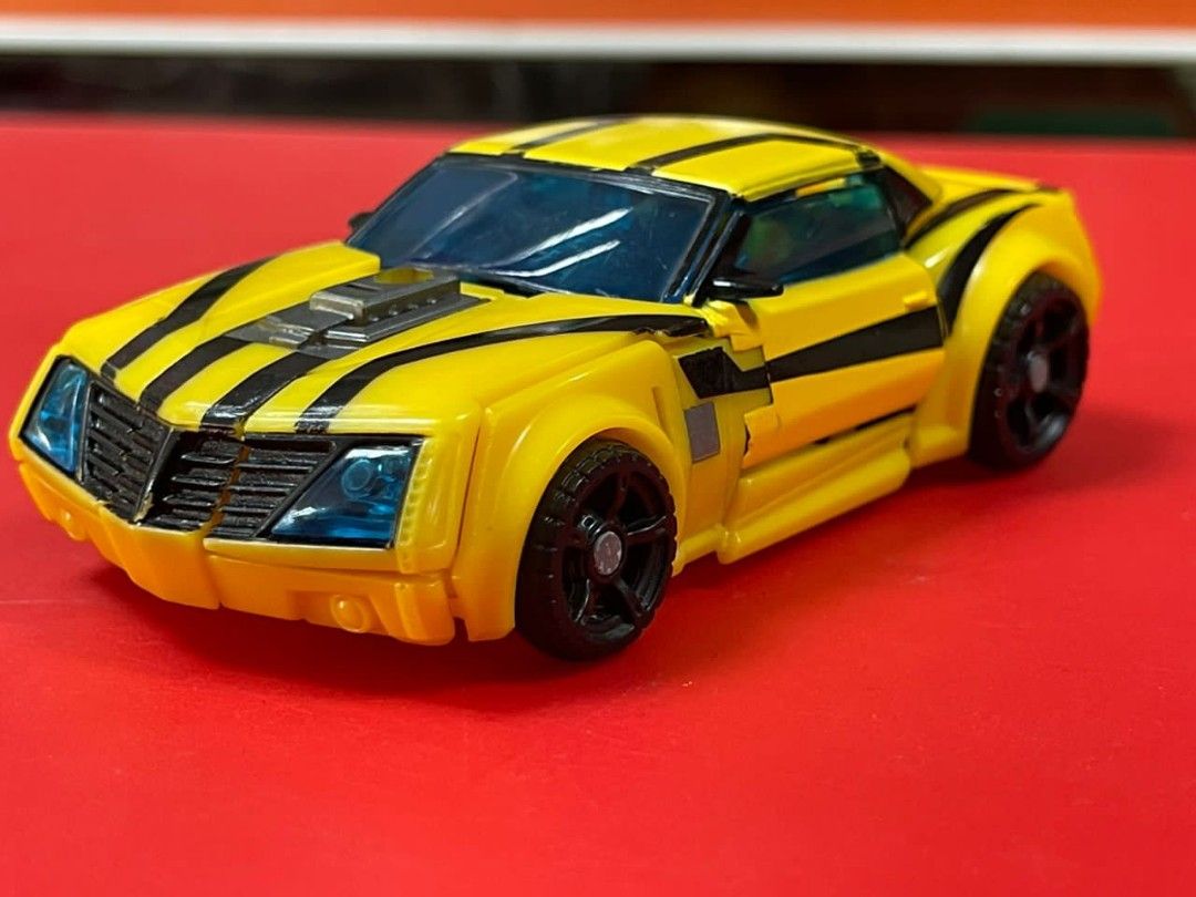 Bumblebee Transformer Tomy Hasbro figure, Hobbies & Toys, Toys & Games