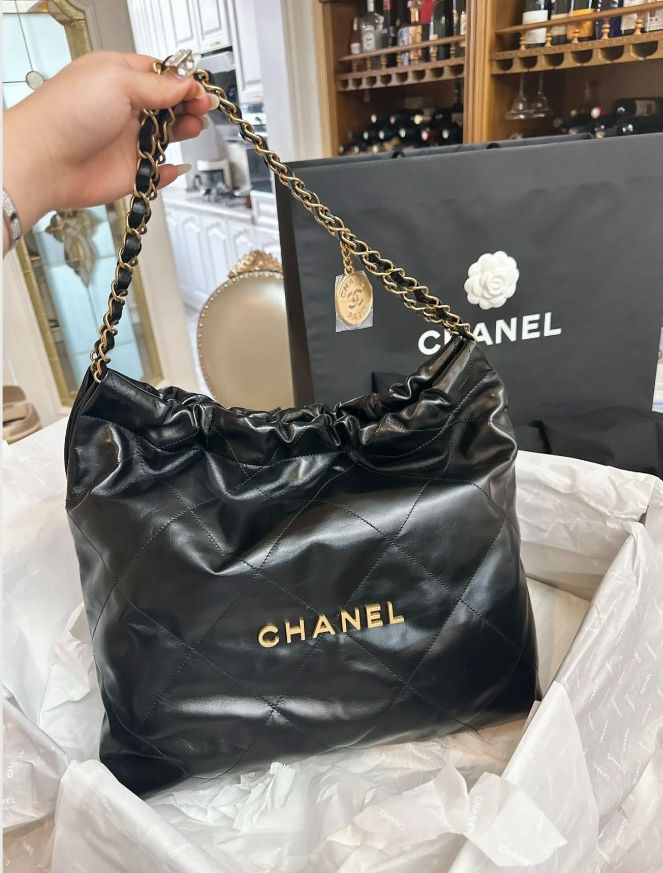 Chanel Camel Gesteppte große Chanel 22 Tasche aus glänzendem Kalbsleder im  Angebot bei 1stDibs