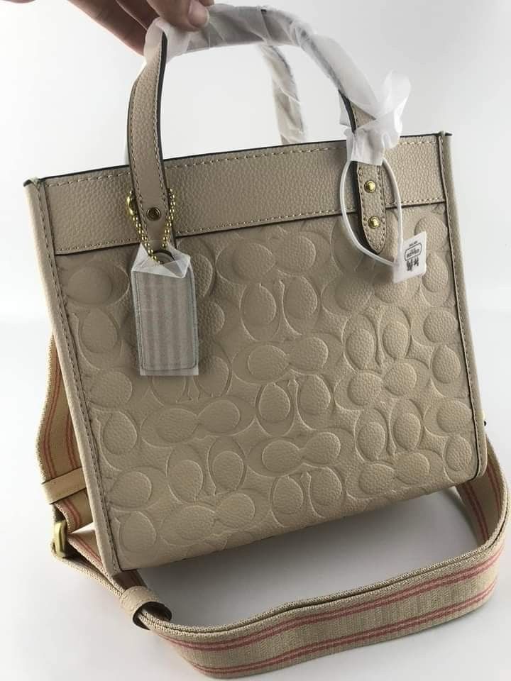coach filedtote small 22cm (Category: Luxury Bags & Wallets) located in Pateros City. Submitted by moira1985 (Listing ID 1245307707, Image 2). Description: coach fieldtote sling. orig copy.made in vietnam super nice in actual.