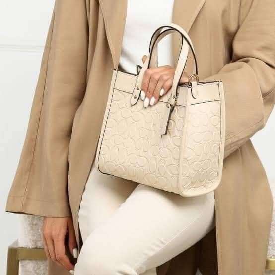 coach filedtote small 22cm (Category: Luxury Bags & Wallets) located in Pateros City. Submitted by moira1985 (Listing ID 1245307707, Image 1). Description: coach fieldtote sling. orig copy.made in vietnam super nice in actual.