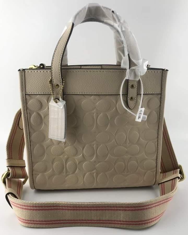 coach filedtote small 22cm (Category: Luxury Bags & Wallets) located in Pateros City. Submitted by moira1985 (Listing ID 1245307707, Image 3). Description: coach fieldtote sling. orig copy.made in vietnam super nice in actual.