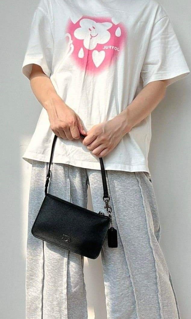 coach pouch bag crossgrain shoulder bag (Category: Luxury Bags & Wallets) located in Pateros City. Submitted by moira1985 (Listing ID 1245319717, Image 1). Description: coach pouch crossgrain orig copy vietnam made.
