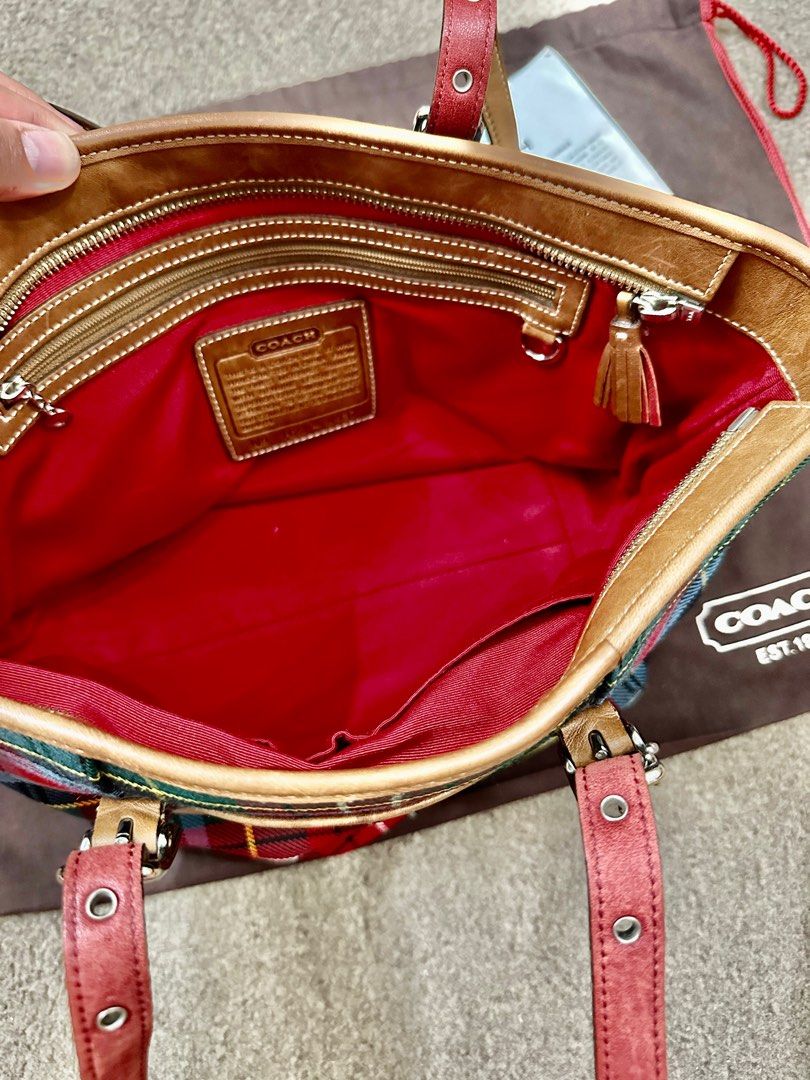 COACH VINTAGE SHOULDER RED BAG (Category: Luxury Bags & Wallets) located in San Juan City. Submitted by minismooch_ (Listing ID 1245359554, Image 3). Description: ‼️FIXED PRICE ‼️ 💰MOD : GCASH ONLY 📍Location: San Juan City 🚚 DELIVERY: 🌸WITHIN MANILA buyer will handle the delivery via preferred courier. Please be responsible for sending the rider’s details. 🌸OUTSIDE MANILA Via J&T PLEASE READ‼️‼️‼️ ✅once paid, items will be packed and will no