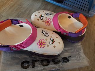 Crocs洞洞鞋