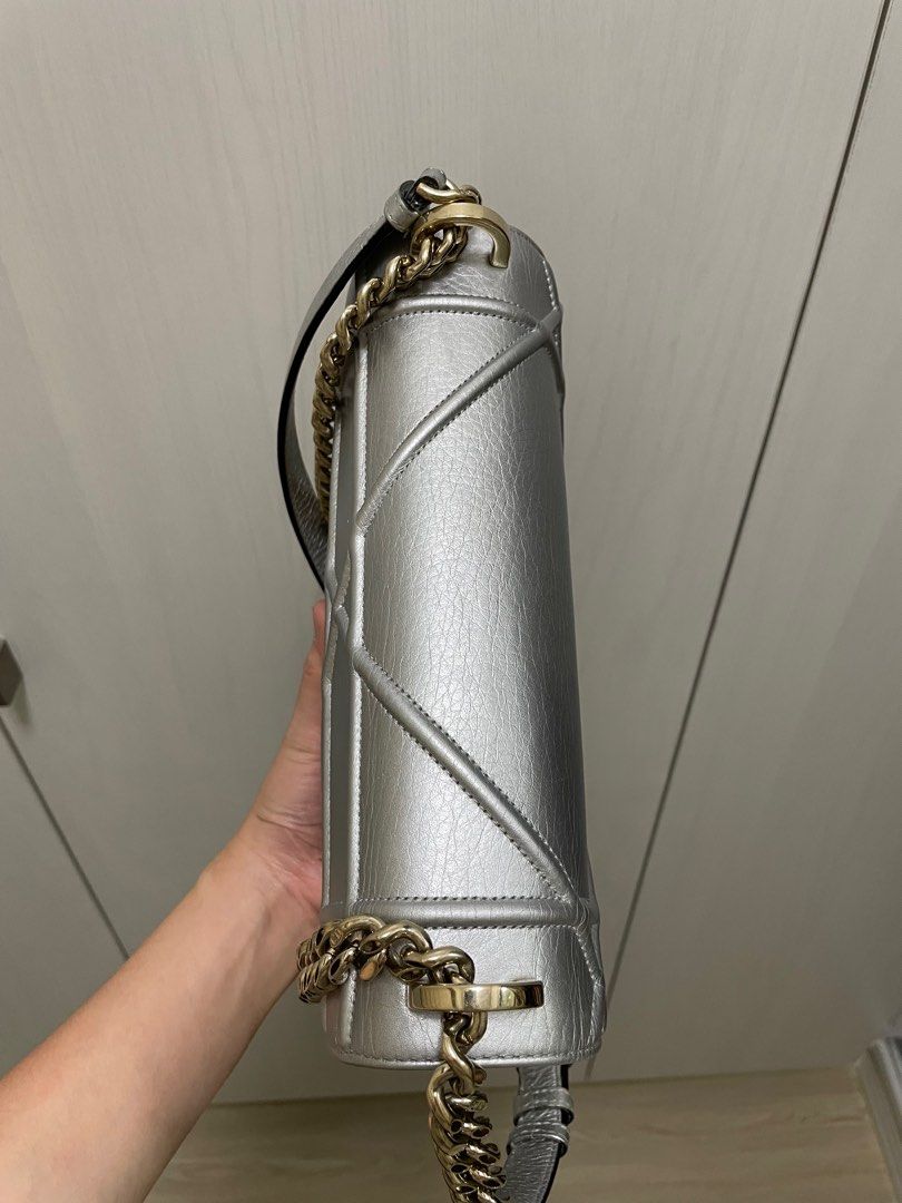 Diorama two way bag (Category: Luxury Bags & Wallets) located in Taguig. Submitted by dangruizdee (Listing ID 1245232682, Image 2). Description: 2 way bag - shoulder and cross body With card, dustbag and entrupy With minor corner rubs.