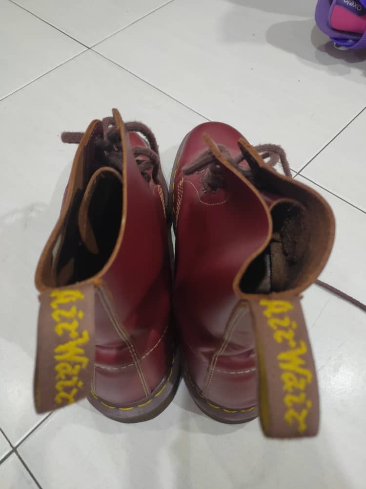 Dr Martens original butik Men s Fashion Footwear Boots on Carousell