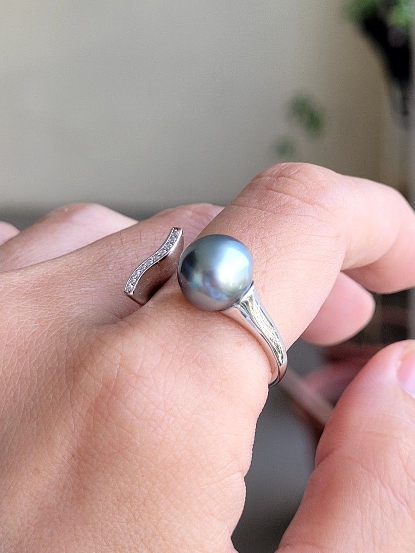 Mermaid tail ring with pearl store