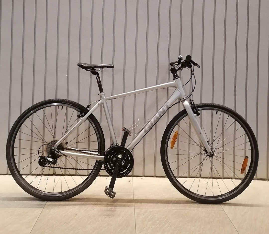 Giant Hybrid Bike, excellent condition with shop warranty, Sports