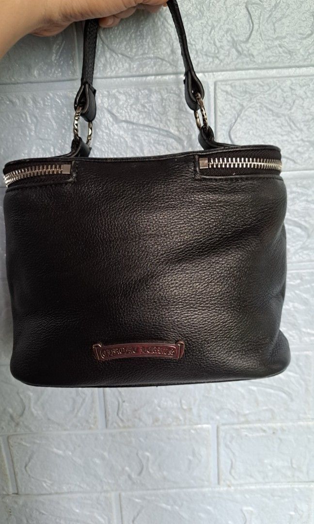Handbag (Category: Cross-body Bags) located in Lemery. Submitted by venus23 (Listing ID 1245334422, Image 3). Description: good condition.