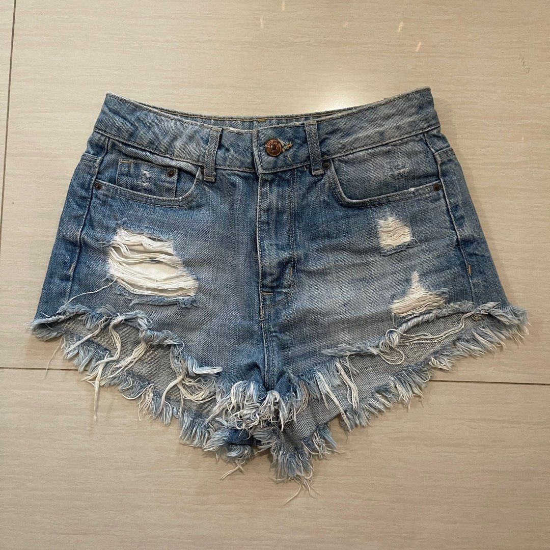 H&M Denim Shorts (Category: Shorts) located in Quezon City. Submitted by col_m (Listing ID 1245261435, Image 1). Description: Never been used Size 34 on tag .