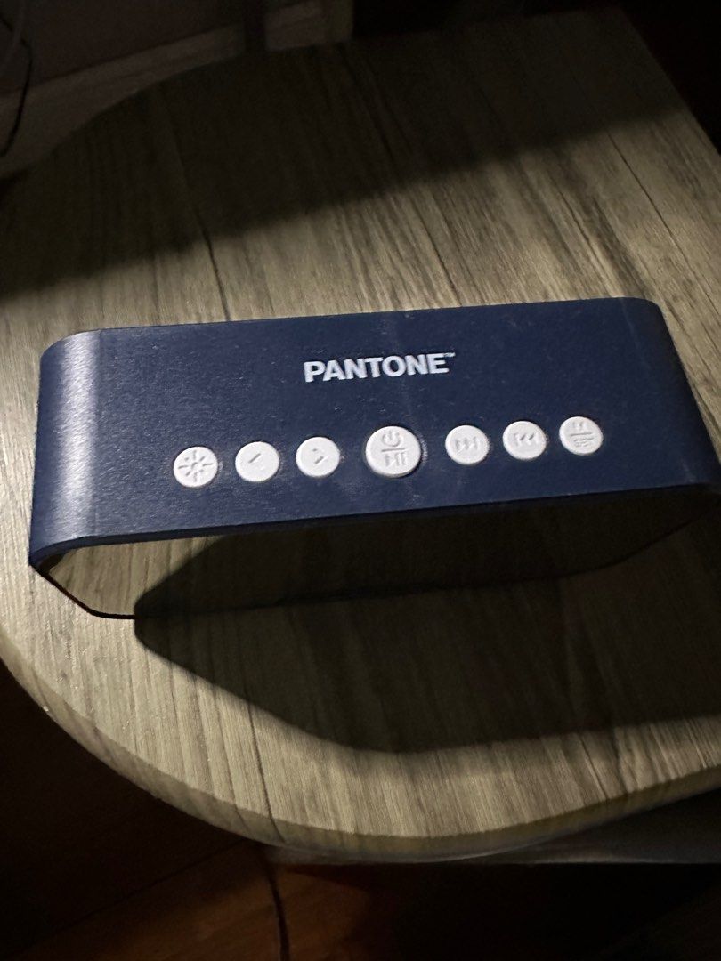 Pantone Bluetooth Speaker + Alarm, 音響器材, Soundbar、揚聲器、藍牙喇叭、耳擴 Carousell