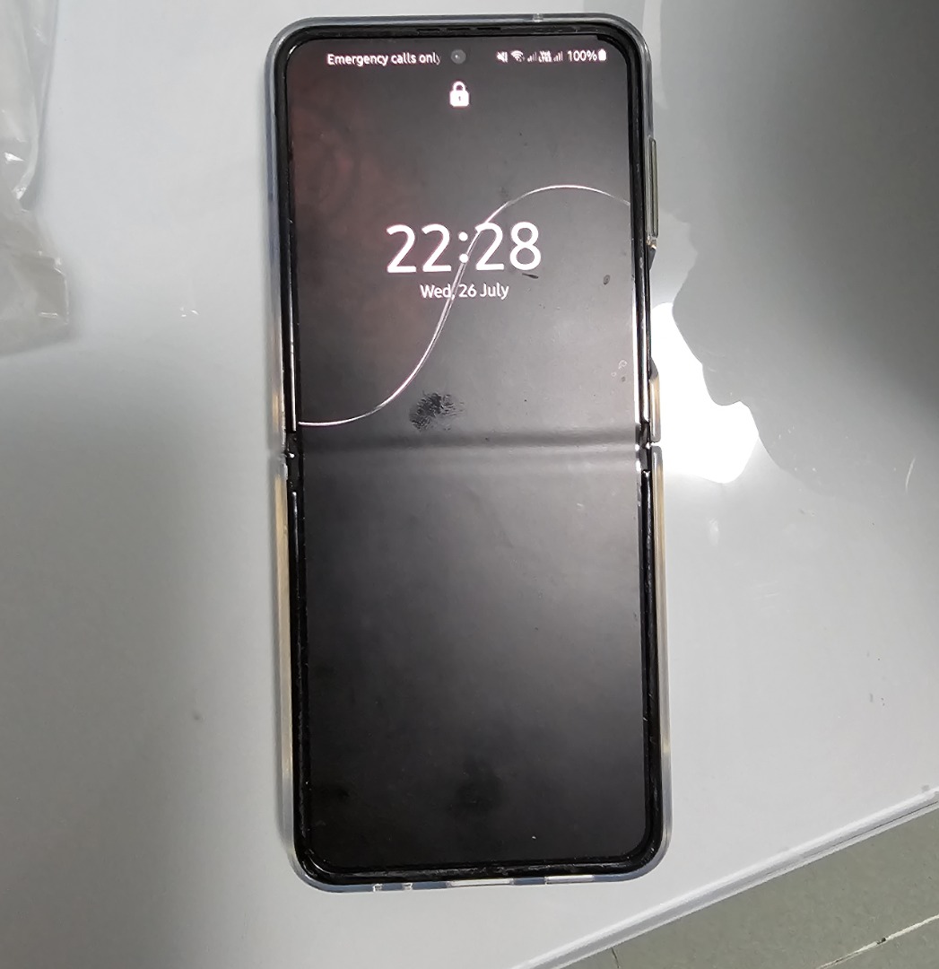 Samsung Flip 4 Black Color (256gb) 580, Mobile Phones & Gadgets