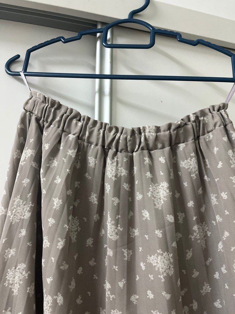 Skrit pattern (Category: Skirts) located in Seri Manjung. Submitted by nblays (Listing ID 1245362065, Image 3). Description: Worn once For 160cm, the length is around the top of the ankle Suit with 52-64kgs.