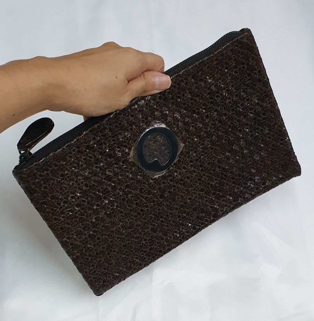 Snakeskin brown envelop purse (Category: Luxury Bags & Wallets) located in Quezon City. Submitted by ilovenystuff (Listing ID 1245366707, Image 2). Description: Snakeskin woven choco brown envelop purse.