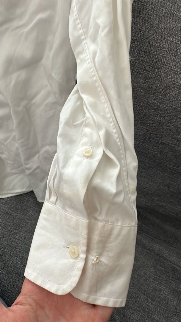 Uniqlo White Long sleeves (Category: Longsleeves) located in Quezon City. Submitted by namaroo (Listing ID 1243161076, Image 3). Description: Nice for coverups!! Slight yellow stain on the left sleeve & 1 missing button, but very unnoticeable (may be removed with bleach or deep cleaning) .