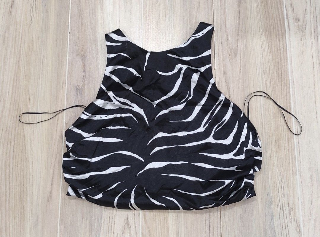 Authentic Zara crop sexy top puff (Category: Longsleeves) located in Echague. Submitted by stuffstoletgo (Listing ID 1245590208, Image 2). Description: Authentic Zara crop printed sexy top,smocked back details best fit s-m (S on tag) 549.