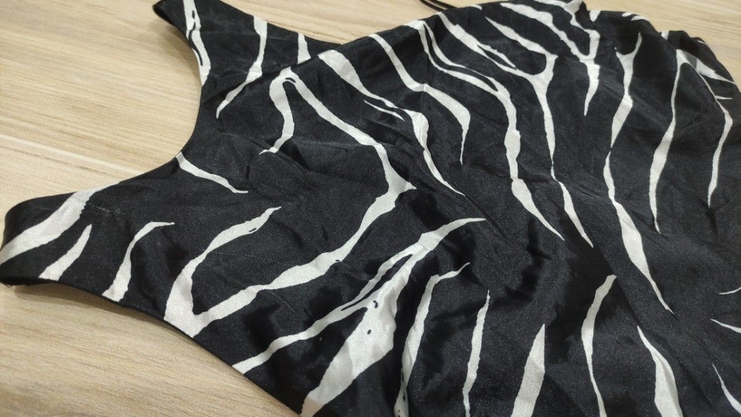 Authentic Zara crop sexy top puff (Category: Longsleeves) located in Echague. Submitted by stuffstoletgo (Listing ID 1245590208, Image 3). Description: Authentic Zara crop printed sexy top,smocked back details best fit s-m (S on tag) 549.