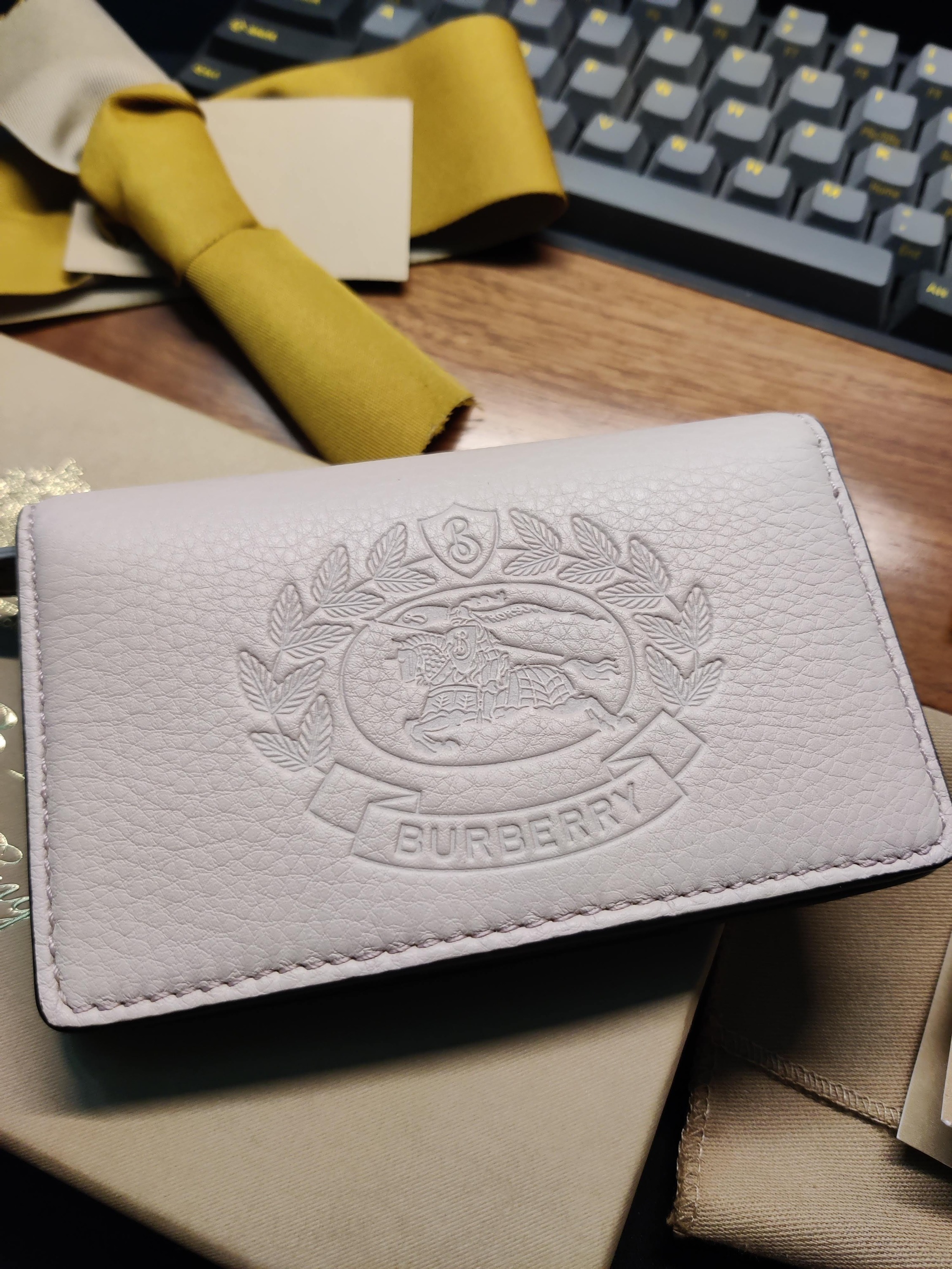 Burberry shop crest wallet