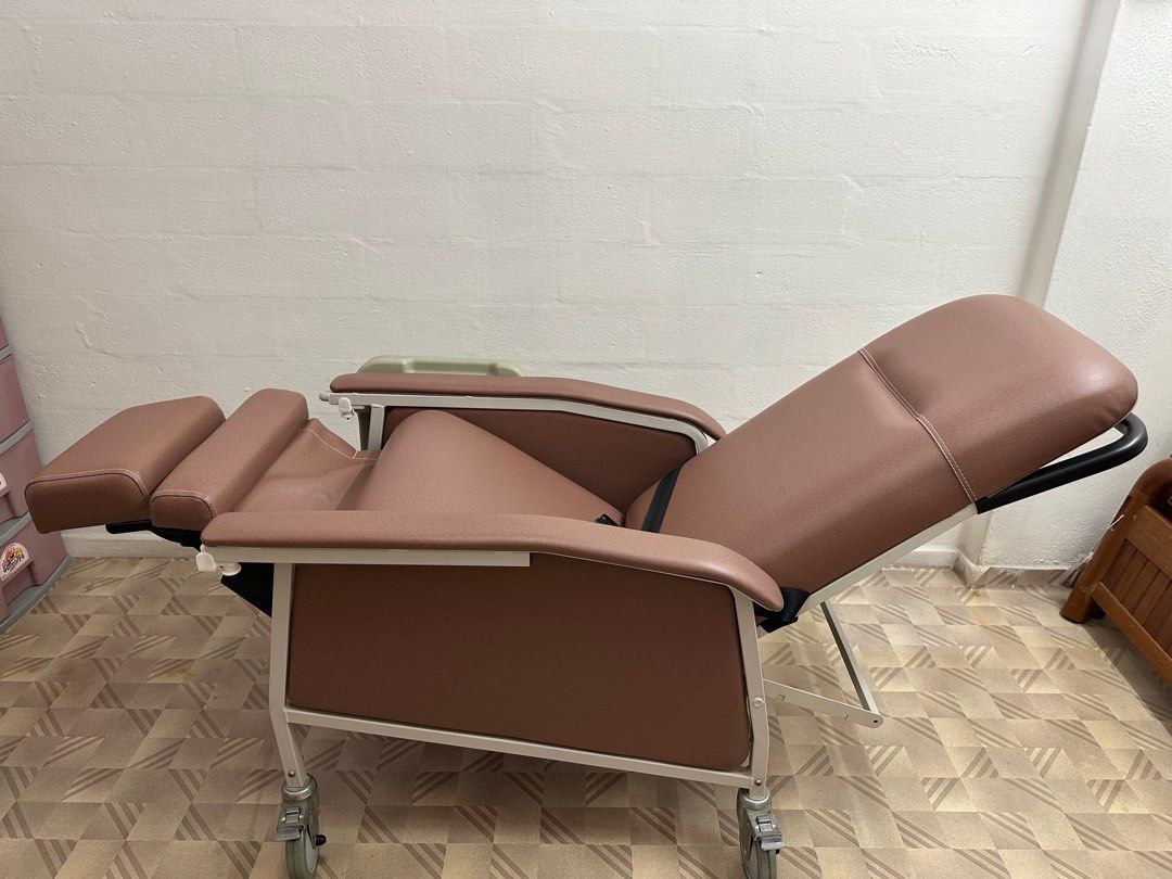 DNR Recliner Geriatric Chair, Health & Nutrition, Assistive