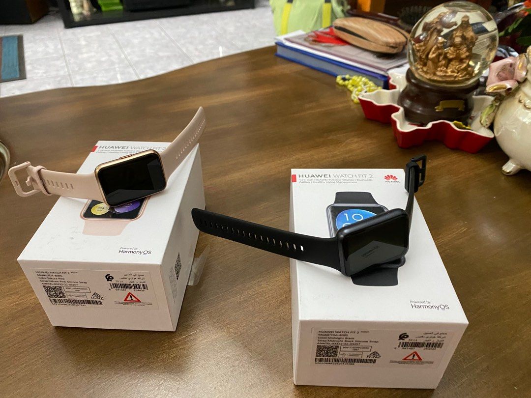 huawei fit 2 (Category: Wearables & Smart Watches) located in Paranaque City. Submitted by aryzstorebagandshoes (Listing ID 1245471719, Image 2). Description: Huawei watch fit 2 with box strap at silicon protector no issue march 4 na bili take both 12000 parañaque📌.