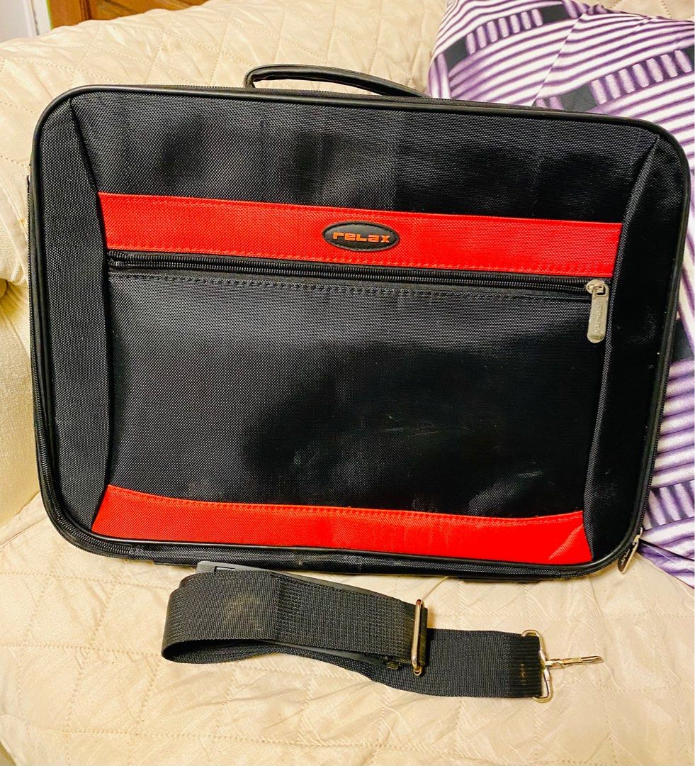 Laptop bag (Category: Laptops & Notebooks) located in Bacoor. Submitted by cleanupthecloset (Listing ID 274641045, Image 1). Description: Brand new laptop bag from Saudi Arabia Size 12.5 (L) x 16 inches (height) Width see photos.