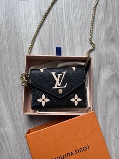 Louis Vuitton LV M80968 VICTORINE 經典壓紋牛皮三折零錢短夾.近新 少用閒置 專櫃價36800 割愛收藏25800黑/米白 約長12cm x 高9.5cm x 寬1.5cm 牛皮Monogram Empreinte粒面壓花牛皮🖤🤍🖤 #有防塵套盒子紙卡 #附上一條金鏈可以斜背🖤🤍