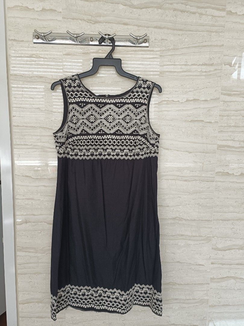 Max studio black discount and white dress