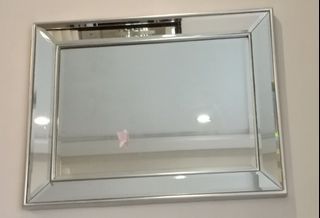 Mirror with free picture frames