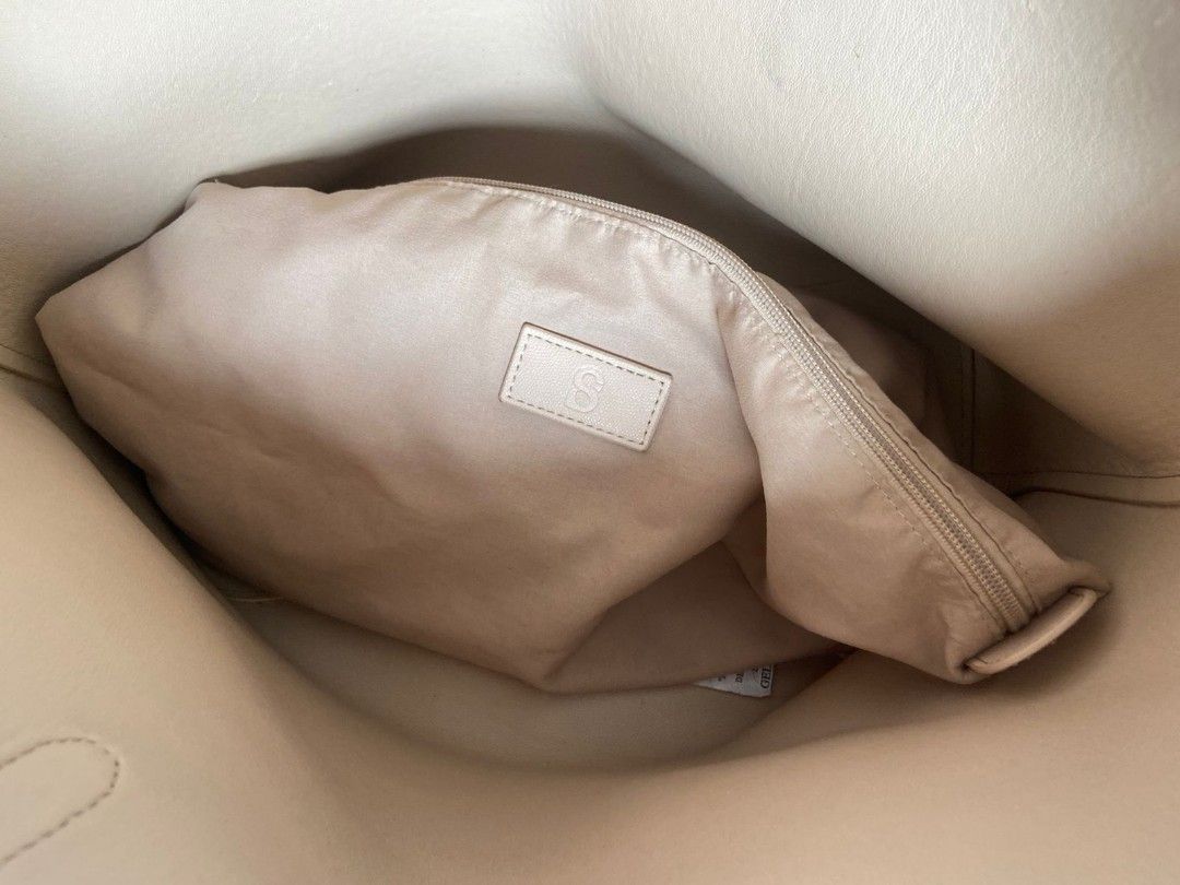 preloved tote bag izzy canvas buttonscarves, Fesyen Wanita, Tas & Dompet di  Carousell
