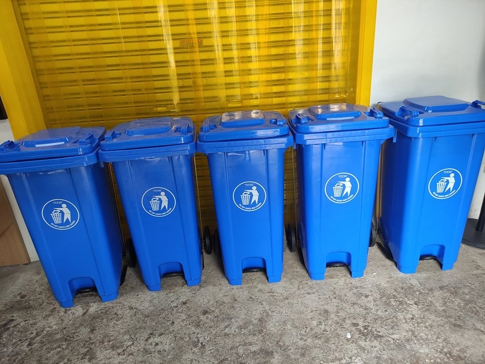 Rolling trash bin with pedal, Furniture & Home Living, Cleaning