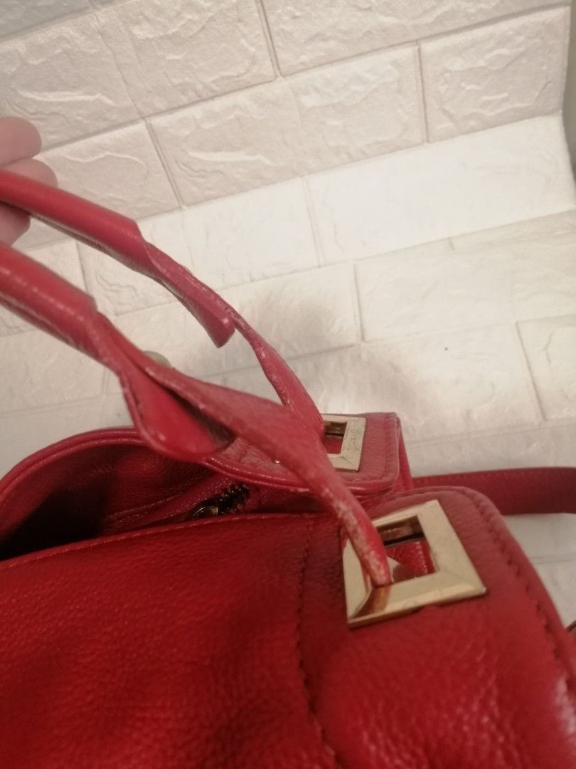 Sandro 2-way Leather Satchel Bag (Category: Luxury Bags & Wallets) located in Las Pinas. Submitted by etoksi1234 (Listing ID 1245557388, Image 3). Description: Pre-loved Sandro 2-way Leather Satchel Bag. With minimal signs of usage on rubber lining. Please zoom in photos for reference. Gold Tone hardware. Made in Italy. Please manage your expectations. All sales are final. Kindly examine pictures carefully when buying online. No return, exchange 