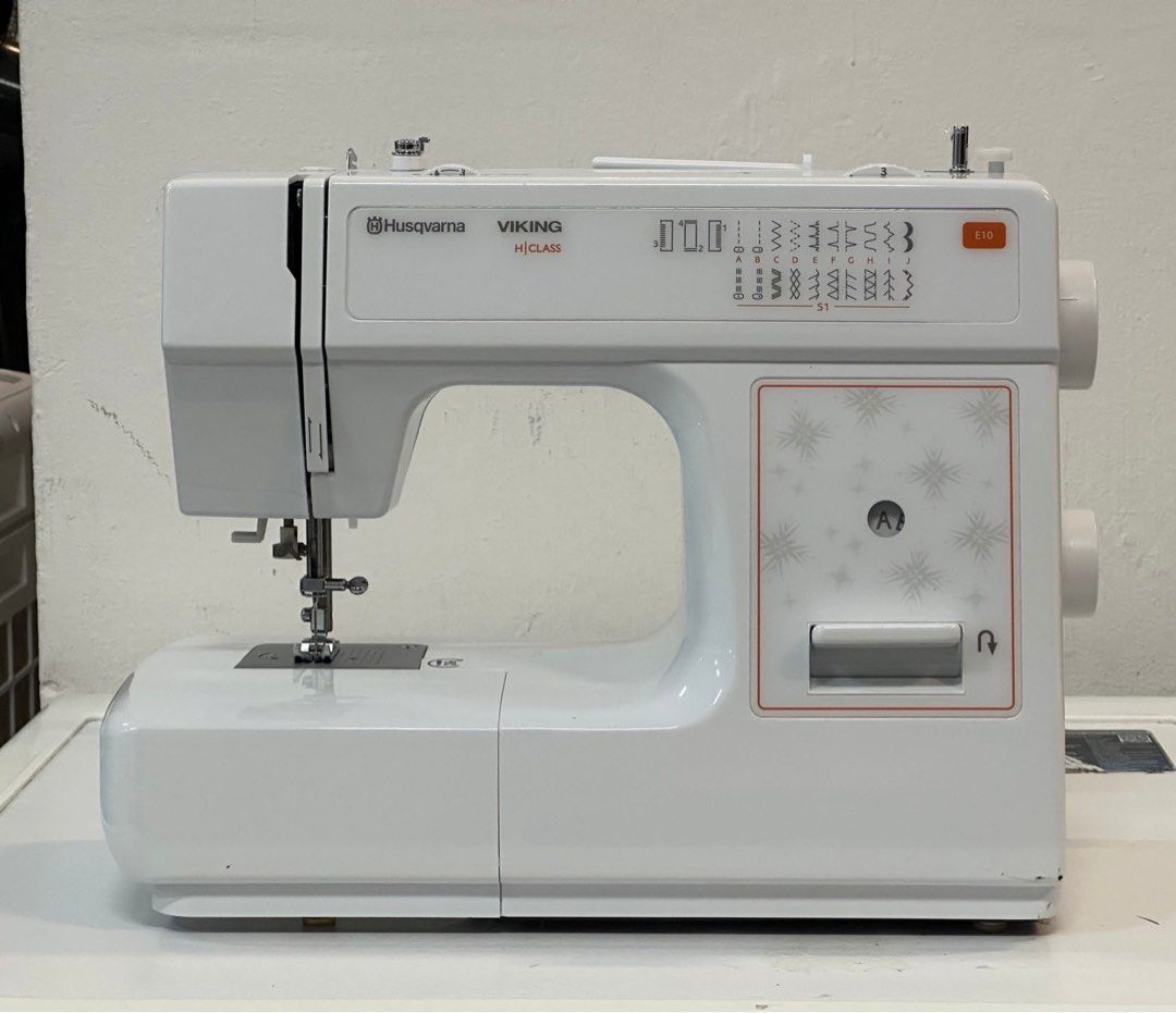 Singer 4411 Heavy Duty Sewing Machine + $90 accessories