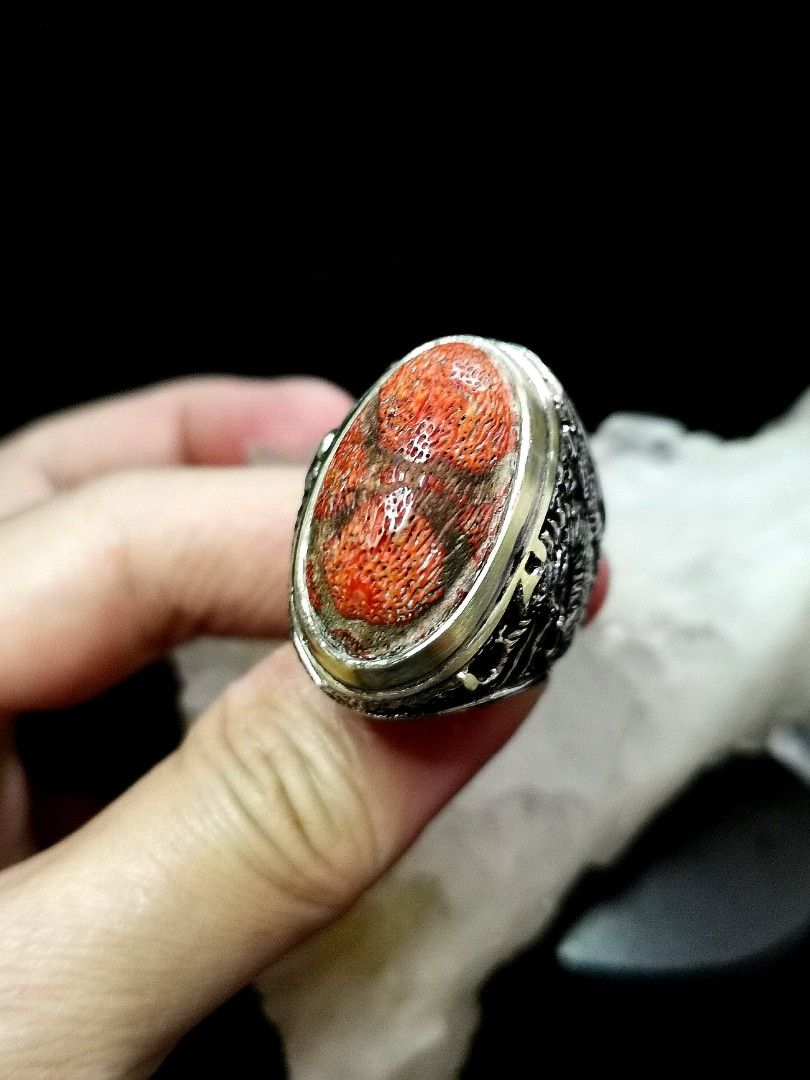 Genuine coral top ring