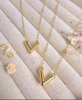 Louis Vuitton Necklace Women Essential V LV Gold Chain UNUED Authentic Rare