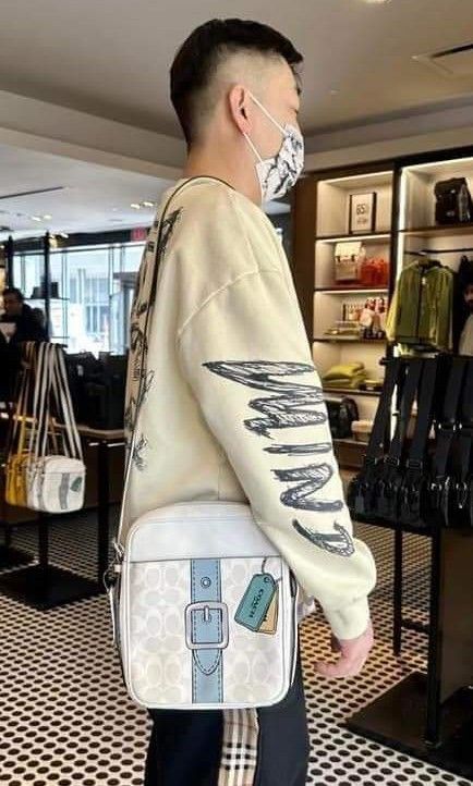 🍀 CCH Hudson Xbody w/ Print (Category: Luxury Bags & Wallets) located in Manila. Submitted by shan_kenz (Listing ID 1245611177, Image 1). Description: 🍀 CCH Hudson Xbody w/ Print ▪️21*25*7cm 💰 P2,000 ▪️Actual photo ▪️Plus SF.