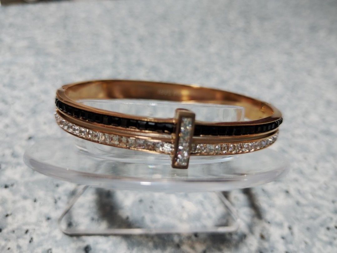 Bangle (Category: Bracelets) located in Singapore. Submitted by sam61521 (Listing ID 1245651616, Image 3). Description: Assorted oval shaped bangles selling at $12 each..