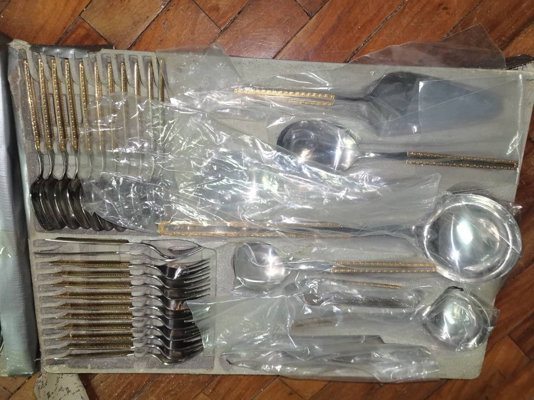 24k gold Bestecke Sbs Solingen 72 pcs (Category: Other Kitchenware & Tableware) located in Quezon City. Submitted by cmvbbell5 (Listing ID 1245637190, Image 1). Description: Bestecke Solingen SBS 72PCS SET 24k gold plated With certificate With Samsung attache case.
