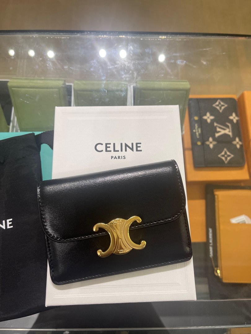 Shop CELINE Triomphe CARD HOLDER WITH FLAP TRIOMPHE IN SHINY CALFSKIN BLACK  by CHARIOTLONDON